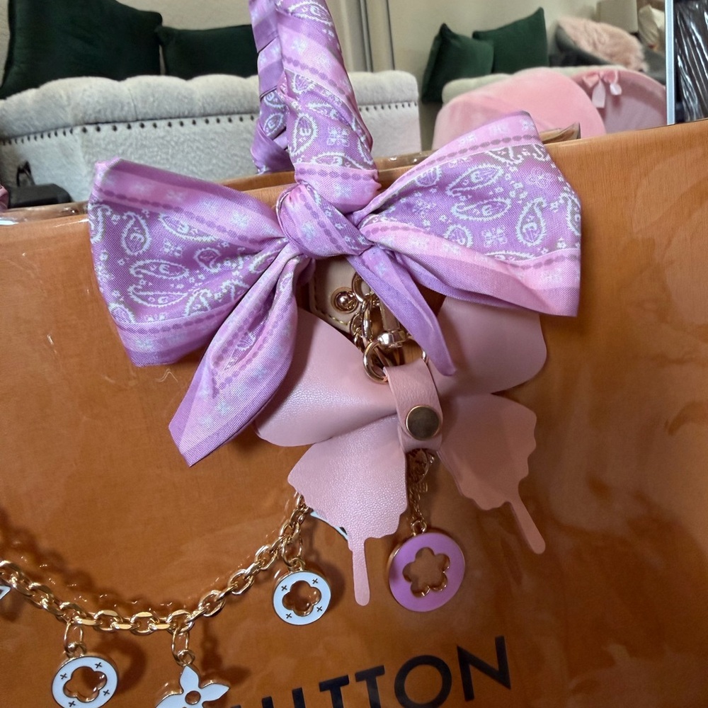 🩷🩷Louis Vuitton XL Gift Bag Tote🩷🩷 - Picture 3 of 7